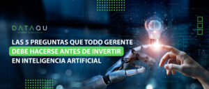 Mano humana y mano robótica tocando una bombilla de ideas, simbolizando las decisiones estratégicas de un gerente al invertir en inteligencia artificial. Logo DataQu.