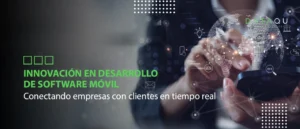 Profesional usando smartphone con proyección digital de red global representando software móvil corporativo